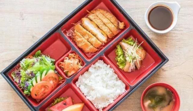 案例|這(zhè)家(jiā)店(diàn)隻賣一(yī)種外(wài)賣,每天賣 13 萬份便當,年(nián)入 6 億!