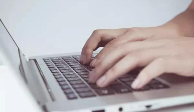 這(zhè)個(gè)女(nǚ)漢子(zǐ)，是(shì)如(rú)何用(yòng)微(wēi)信小(xiǎo)程序賺了(le)兩千萬！